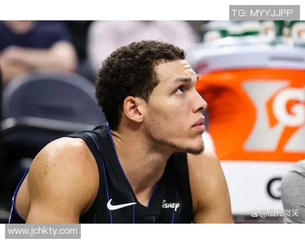 雷迪克展现惊人防守直觉与组织天赋堪称十八岁球员中的异类